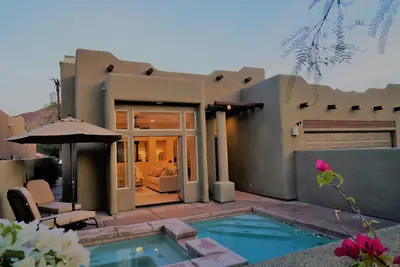 Image de Glamorous Santa Fe avec piscine / spa avec une vue imprenable sur la montagne