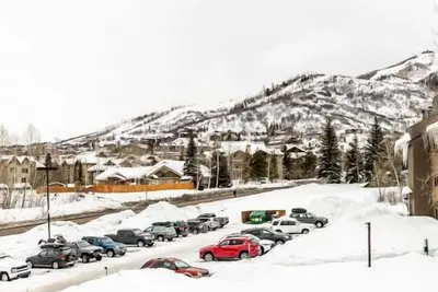 Image de Condo rénové avec vue sur la montagne à couper le souffle!