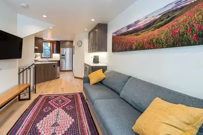 Image de En ville! Modern Townhouse! Sunny Deck! Mountain Views! Près de tout!