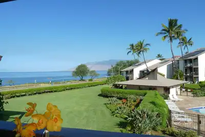 Image de Vue Pleine OCÉAN Moderne Spacieux Haut De Gamme REMODELÉ A / C Dans Le Salon + Chambres