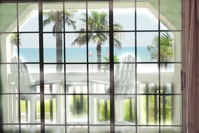 Image de Spectaculaire vue sur la plage Condo à Babe's Beach dans le complexe de style \"The Dawn\"