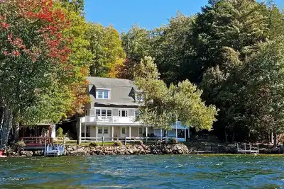Image de Belle maison au bord du lac avec une vue à couper le souffle couchers de soleil!