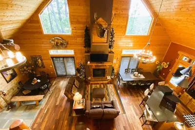 Image de Lucky Chip - Log Cabin 6br 3 miles à Deadwood, table de billard, bain à remous, Wi-Fi, A / C