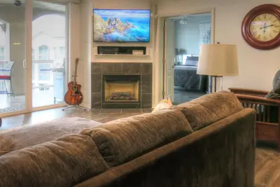 Image de Waterfront Exec Condo, vues sur le dernier étage, niveau de plain-pied - pas d'escalier depuis le parking