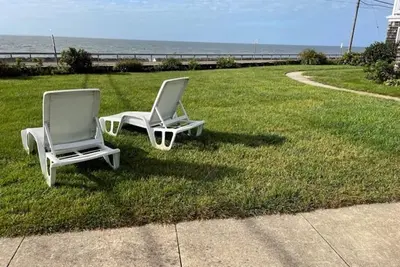 Image de Beachfront Classic New England Home avec vue directe sur Long Island Sound