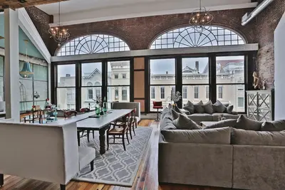 Image de Urban Loft Downtown Shelbyville - * 5000 pieds carrés, pour 17 personnes