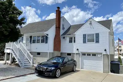 Image de Maison de lagon au bord de l'eau nouvellement élevée et rénovée près de Lbi. . .