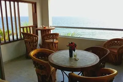 Image de Beachfront 2 Br / 2 Ba Condo Del Mar avec piscine Ă Colibri!