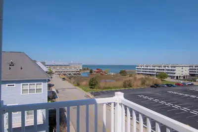 Image de Idéal pour les groupes! Grand Townhome Mid Town - Étapes de la plage, Bayside, attractions