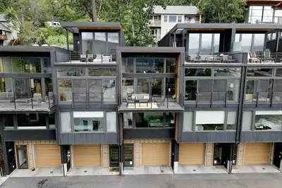 Image de Luxueux Downtown Hood River View Townhouse --- Dog Friendly to Friendly Dogs