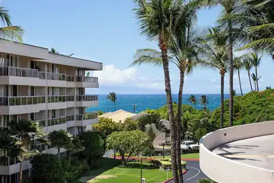 Image de Maui Banyan Favorite - Vue sur l'océan, entièrement rénovée dans un style tropical moderne!