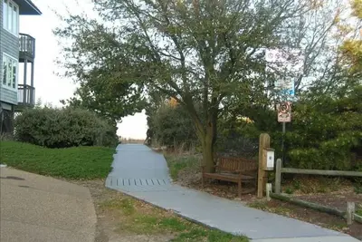Image de Passerelle d'accès à l'océan à 50 pieds de votre porte d'entrée