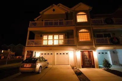 Image de Condo - Piscine / 2 voitures Grg / Balcon - Walk to Bch / Brd / Cnvtn Cntr
