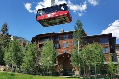 Image de 20-40% de rabais sur la plupart des semaines (Teton Club), accès direct au tram, à la télécabine - 4 bains à remous et spa!