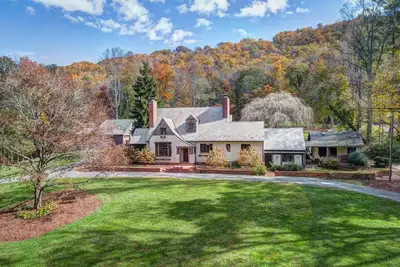 Image de Historique 8 Br Tudor sur 3 1/2 acres. Domaine privé et cadre magnifique.