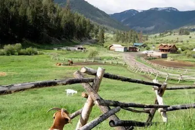 Image de Log Cabin On Historic Yellowstone Park Ranch on the McDonald Ranch