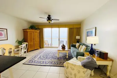Image de Condo sur la plage en face du parc de la jetée et de la jetée de pêche w / service de plage inclus