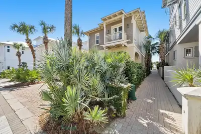Image de Starburst Beach House - un lot au large de la plage, sur la promenade, piscine privée, grill