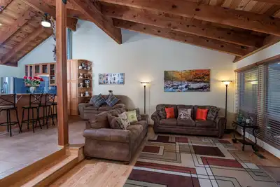 Image de Entièrement rénové Spacieux 3 Br \/ 2 Ba Townhouse (8 personnes) ~ Minutes de céleste