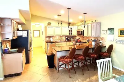 Image de Duplex moderne face au canal. Accès au Club Cabana et à la plage privée. Beaucoup de Dockage