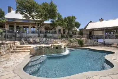 Image de Maison De RÊVE Ultime avec une vue incroyable! Cinéma, piscine, bain à remous, Game Roo