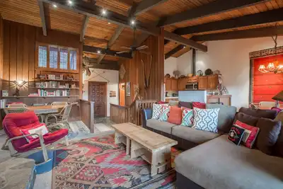 Image de Condo familial 4 Br / 3 Ba - Marchez jusqu'à Canyon Lodge - Wifi gratuit - Propre!