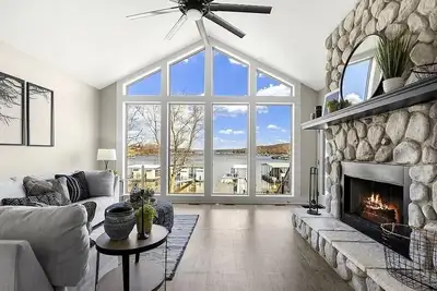 Image de Belle maison au bord du lac avec incroyable, doux et privé Dock!