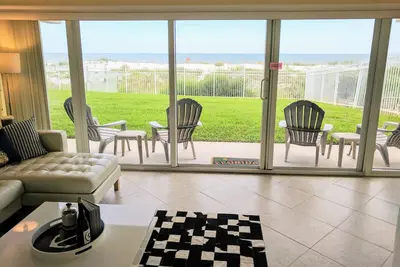 Image de Condo Oceanfront avec piscine! Patio à la pelouse, restez à la plage! + 2 vélos!