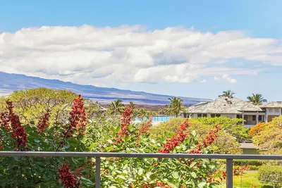 Image de ** Ocean View ** Wrap-Around Lanai ** Walk to Shops & Restaurants ** 5 étoiles!