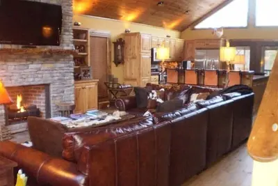 Image de Eden Isle Cabin à Heber Springs pour 12, 10 lits au Greers Ferry Lake 4b, 3ba