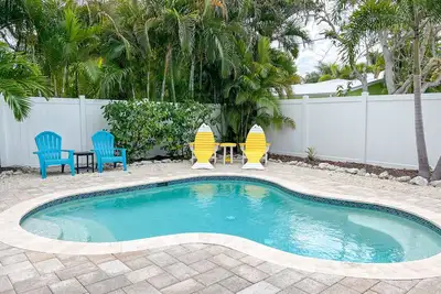 Image de Près de la plage et des restaurants avec piscine privée chauffée!