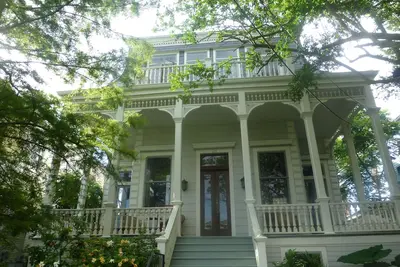 Image de Private Garden Apartment 1 Block off St. Charles