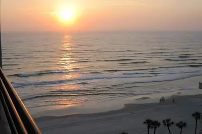 Image de * Daytona Beach * Grands Prix À L'Automne * ENTIÈREMENT RÉNOVÉ * 2 Lits / 2ba * Entretenu * Vues