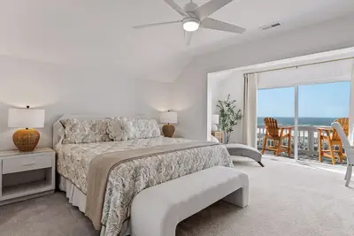 Image de Magnifique, rénové 5 Br 4 Bth Accueil Oceanfront avec piscine privée chauffée!