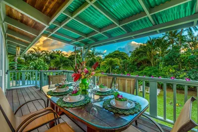 Image de Hale Anu Keanu, récemment rénovée, maison de style plantation avec bain à remous et distance de marche de la plage