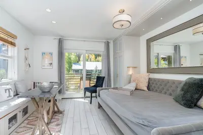 Image de Sanctuaire ensoleillé élégant et moderne avec les meilleures vues