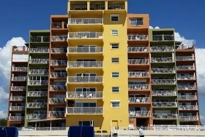 Image de Condo spacieux rénové côté plage de sable blanc avec vue sur l'eau intracoastal