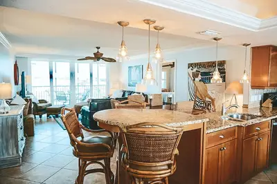 Image de Superbe condo en bord de mer - Rénovation 5 étoiles! Magnifique vue sur le golfe de chaque pièce!