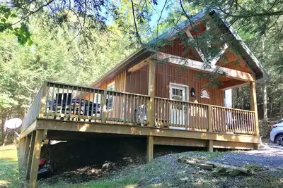 Image de Escapade relaxante - Profitez d'un bain à remous dans les bois