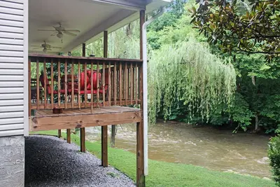 Image de Avant de la rivière avec vue sur la rivière et vue à 1 mille de Pigeon Forge