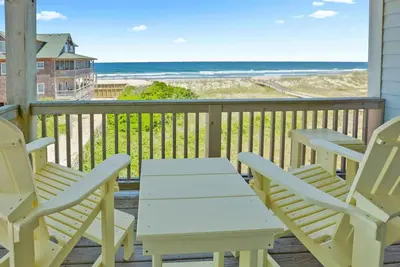 Image de Tranquil Oceanfront Condo, Rodanthe - Piscine et ascenseur du complexe hĂ´telier, promenade de la plage
