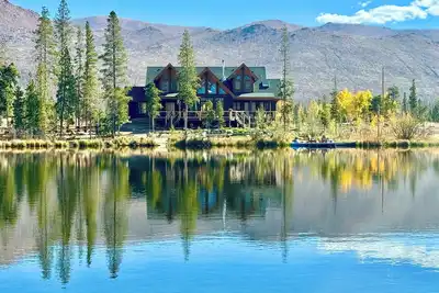 Image de Grande cabane en rondins au bord du lac avec quai privé: parfait pour les réunions