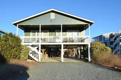 Image de \"Kitty's Place\" est un fantastique chalet de plage avec un accès facile à la plage directement en face de Ocean Blvd West!   