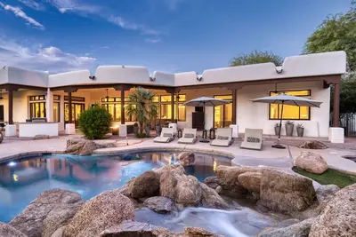 Luxury Paradise Valley Estate Sleeps 10+ Heated Pool, Spa & Mountain View