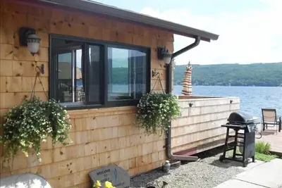 Image de Keuka lac Bungalow sur Waters Edge - 1 Step & Ur dans le lac