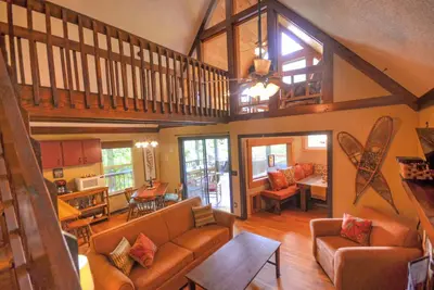 Image de Hoot Owl Hideaway. Animaux acceptés. Jacuzzi. Cheminée, foyer extérieur. Wifi