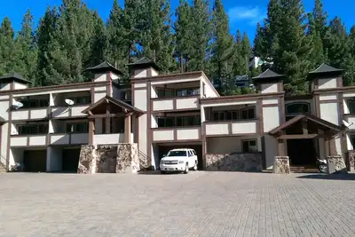Image de Condo de ski Squaw Valley - Le ski d'hiver à son meilleur! Marchez jusqu'aux ascenseurs.