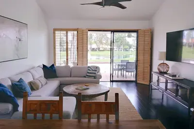 Image de Escapade Moderne! Condo sur terrain de golf avec vue sur l'étang