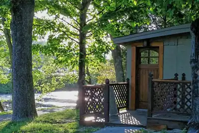Image de Walk Parkway, Riverfront Craftsman Cottage. . Wifi. . Fishing. . Hot Baignoire! ! !