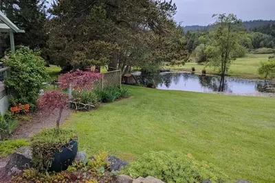 Image de Gîte de charme surplombant le bel étang
